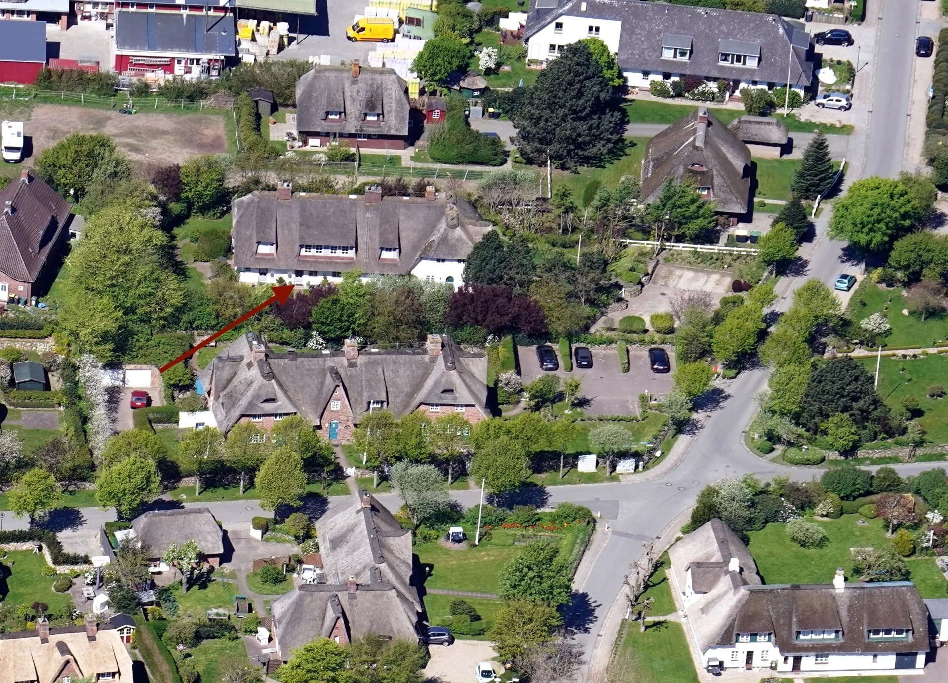 Bild - Saniertes Hausteil unter Reet mit schön angelegtem Gartenteil in Keitum