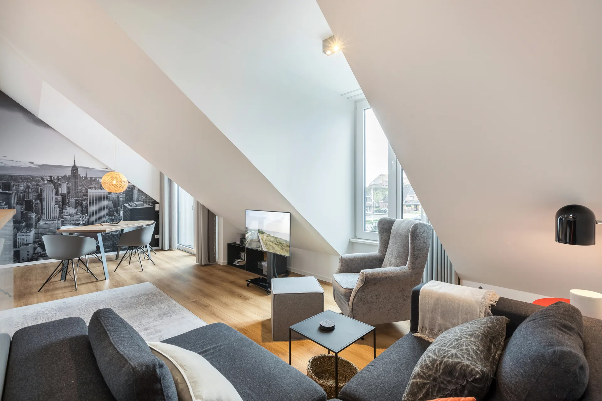 Bild - Stylische und exklusive Galeriewohnung mit Sauna, PKW-Stellplatz und Fahrstuhl in List