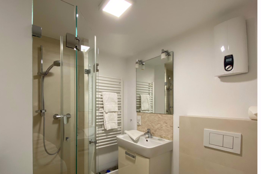 Duschbad2 - Reetgedecktes Hausteil in zurückgezogener Lage von Kampen