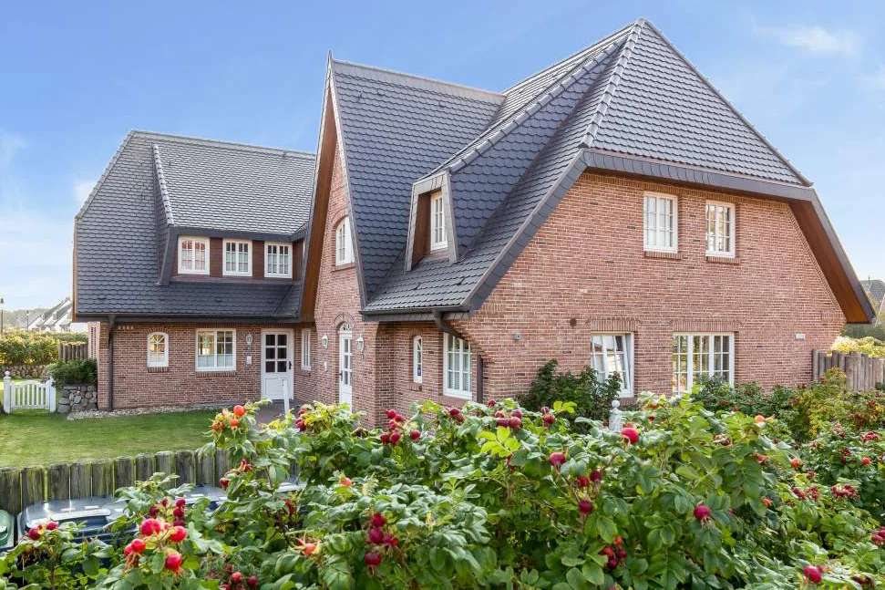 Haus Ansicht - 3-Zimmer-Erdgeschosswohnung mit Terrasse in zentraler Lage von Wenningstedt