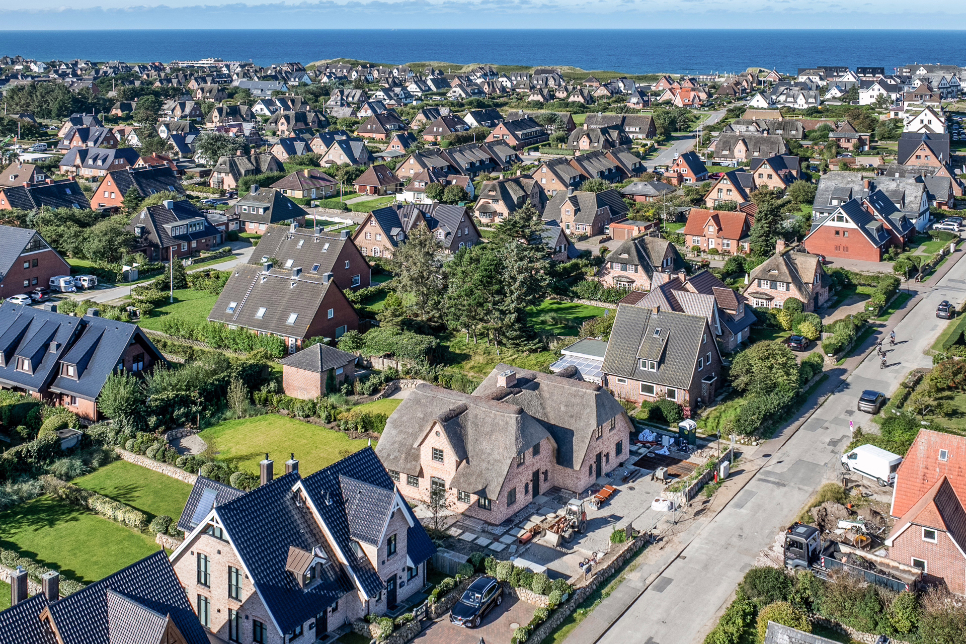 Bild - Großzügiges Neubau-Doppelhaus unter Reet in toller Lage von Wenningstedt