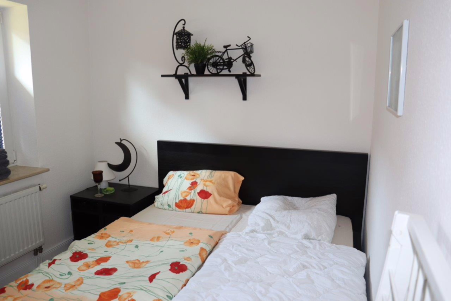 Bild - Gepflegtes Wohnhaus mit drei Appartements und einer Dauerwohnung in ruhiger Ortsrandlage von List