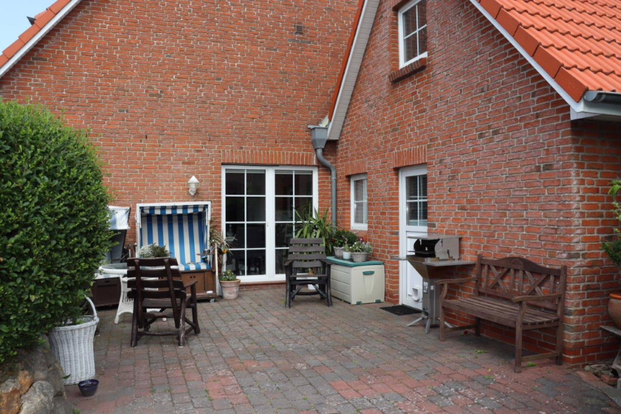 Bild - Gepflegtes Wohnhaus mit drei Appartements und einer Dauerwohnung in ruhiger Ortsrandlage von List