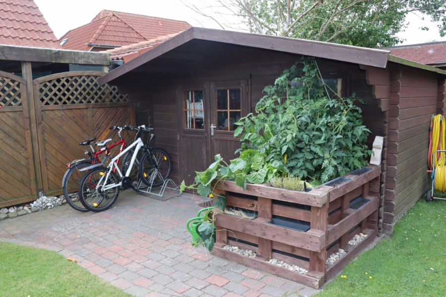 Bild - Gepflegtes Wohnhaus mit drei Appartements und einer Dauerwohnung in ruhiger Ortsrandlage von List