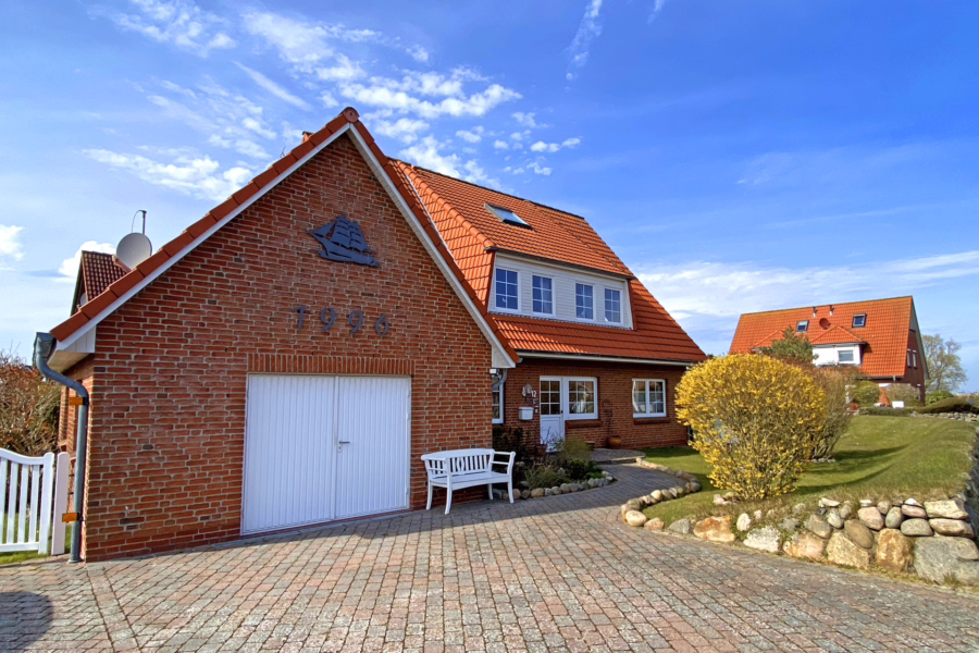 Bild - Gepflegtes Wohnhaus mit drei Appartements und einer Dauerwohnung in ruhiger Ortsrandlage von List