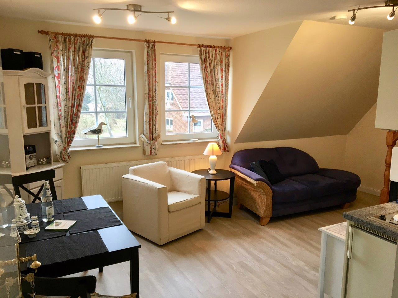 Bild - Gepflegtes Wohnhaus mit drei Appartements und einer Dauerwohnung in ruhiger Ortsrandlage von List