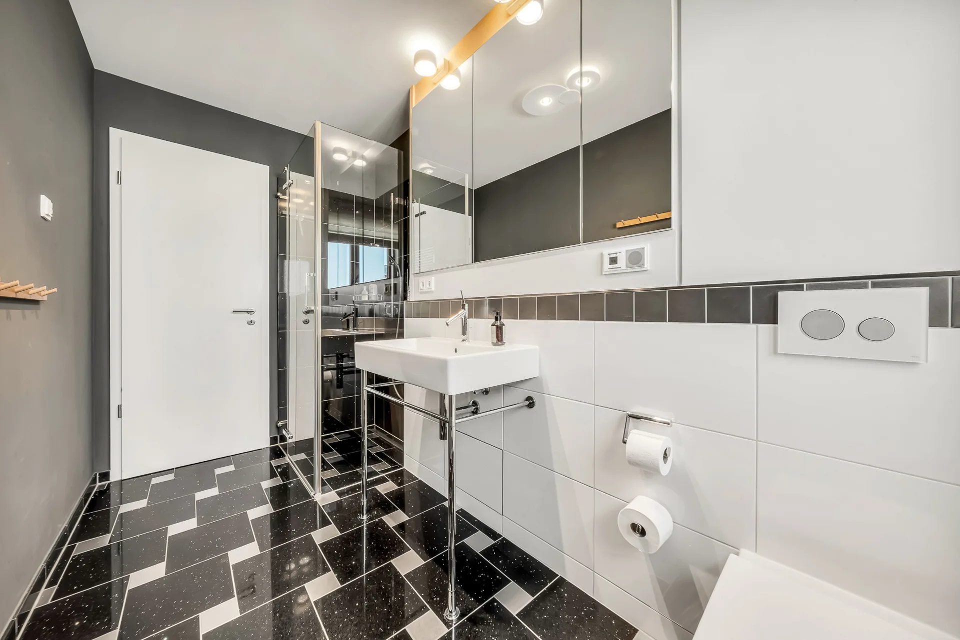 Bild - Sehr schön gelegene und genehmigte Ferienwohnung am Wenningstedter Dorfteich auf einer Ebene