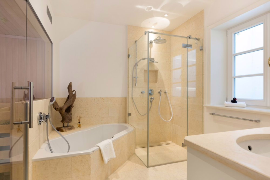 Bild - Doppelhaushälfte unter Reet am Dorfteich von Wenningstedt