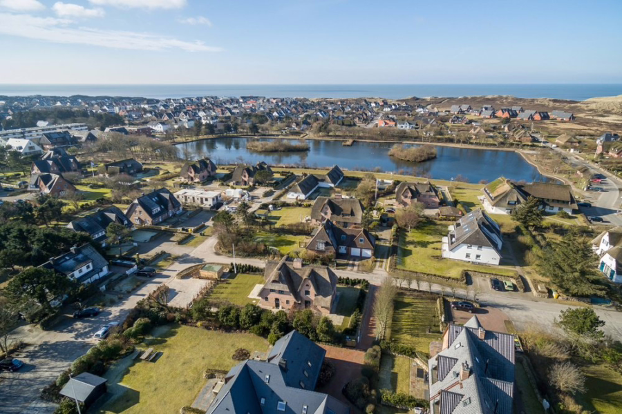 Bild - Doppelhaushälfte unter Reet am Dorfteich von Wenningstedt