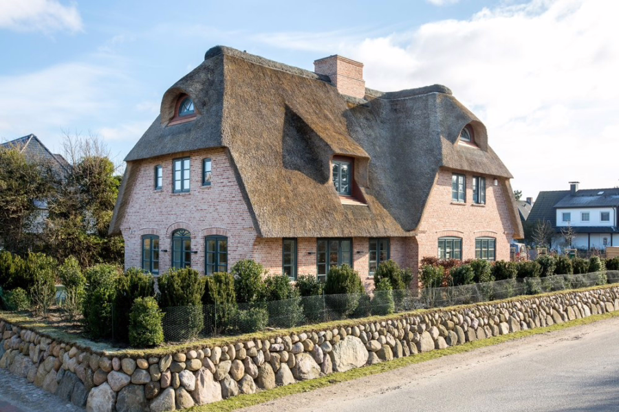 Bild - Doppelhaushälfte unter Reet am Dorfteich von Wenningstedt