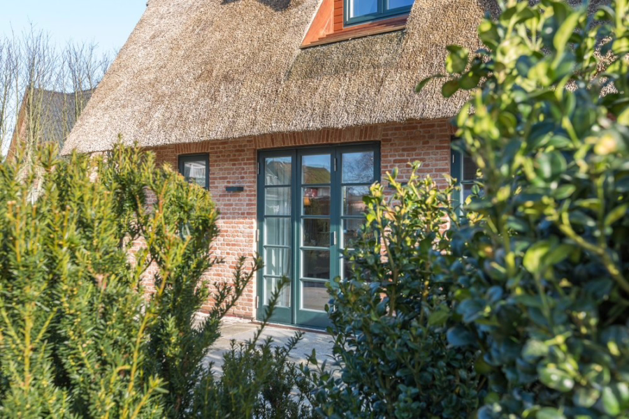 Bild - Doppelhaushälfte unter Reet am Dorfteich von Wenningstedt