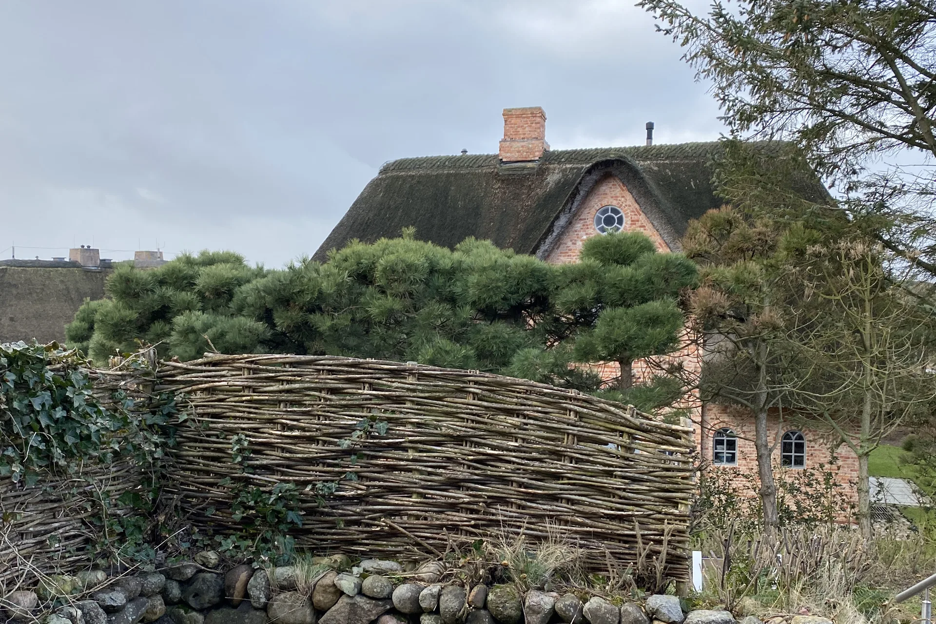 Ausblick Terrasse 2 - Reetgedecktes Hausteil in zurückgezogener Lage von Kampen