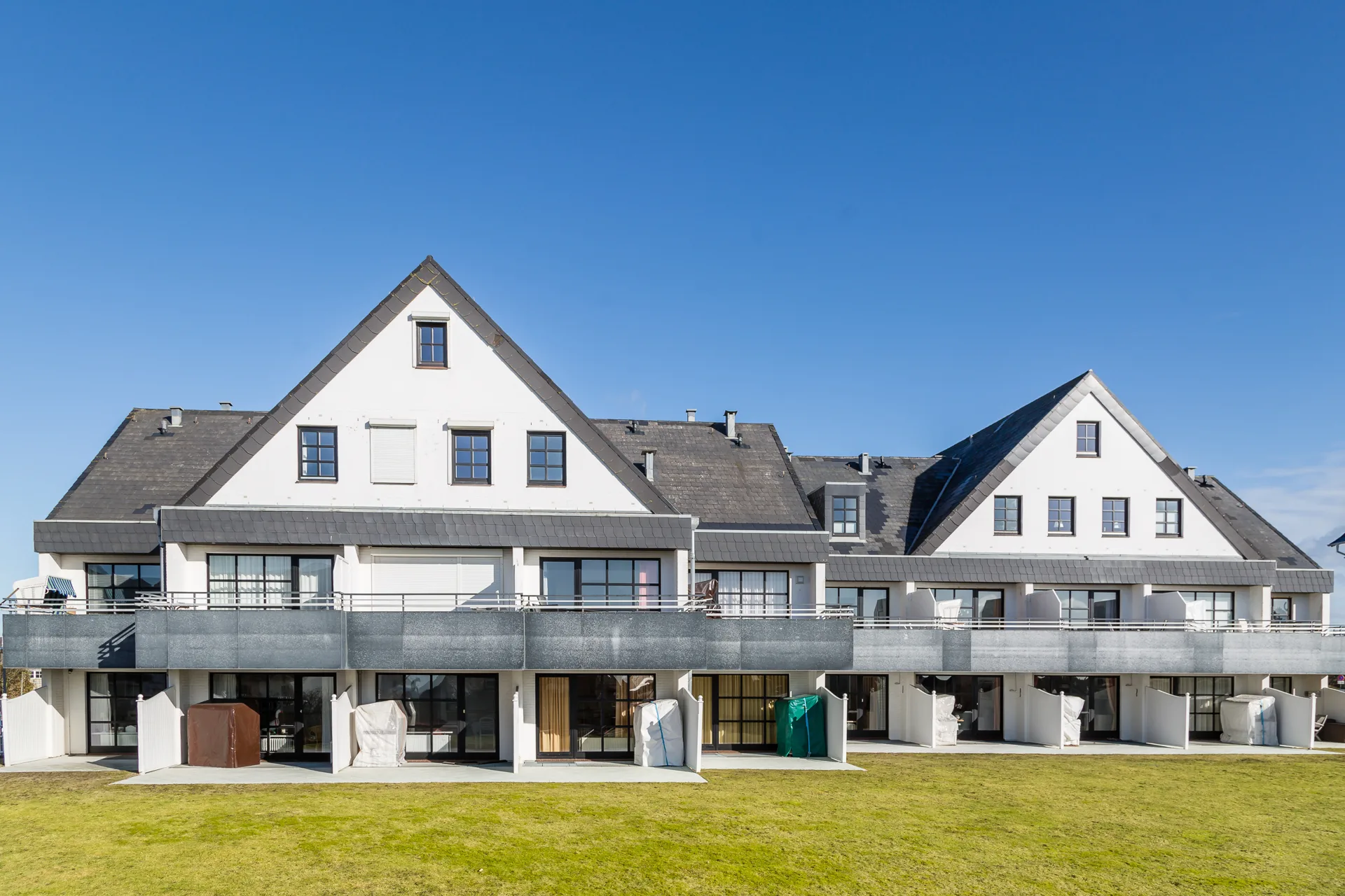 Bild - Exklusive Strandnähe: Moderne Wohnung mit zwei Balkonen & kleinem Meerblick in Wenningstedt