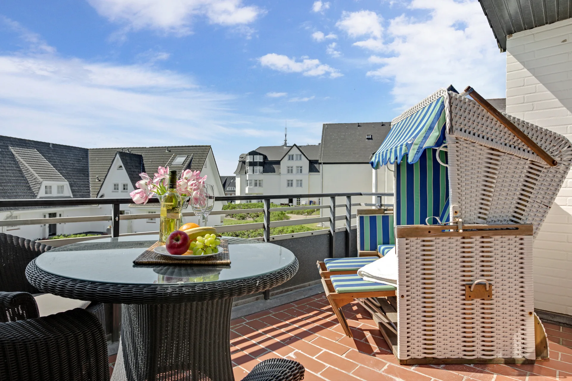 Bild - Exklusive Strandnähe: Moderne Wohnung mit zwei Balkonen & kleinem Meerblick in Wenningstedt