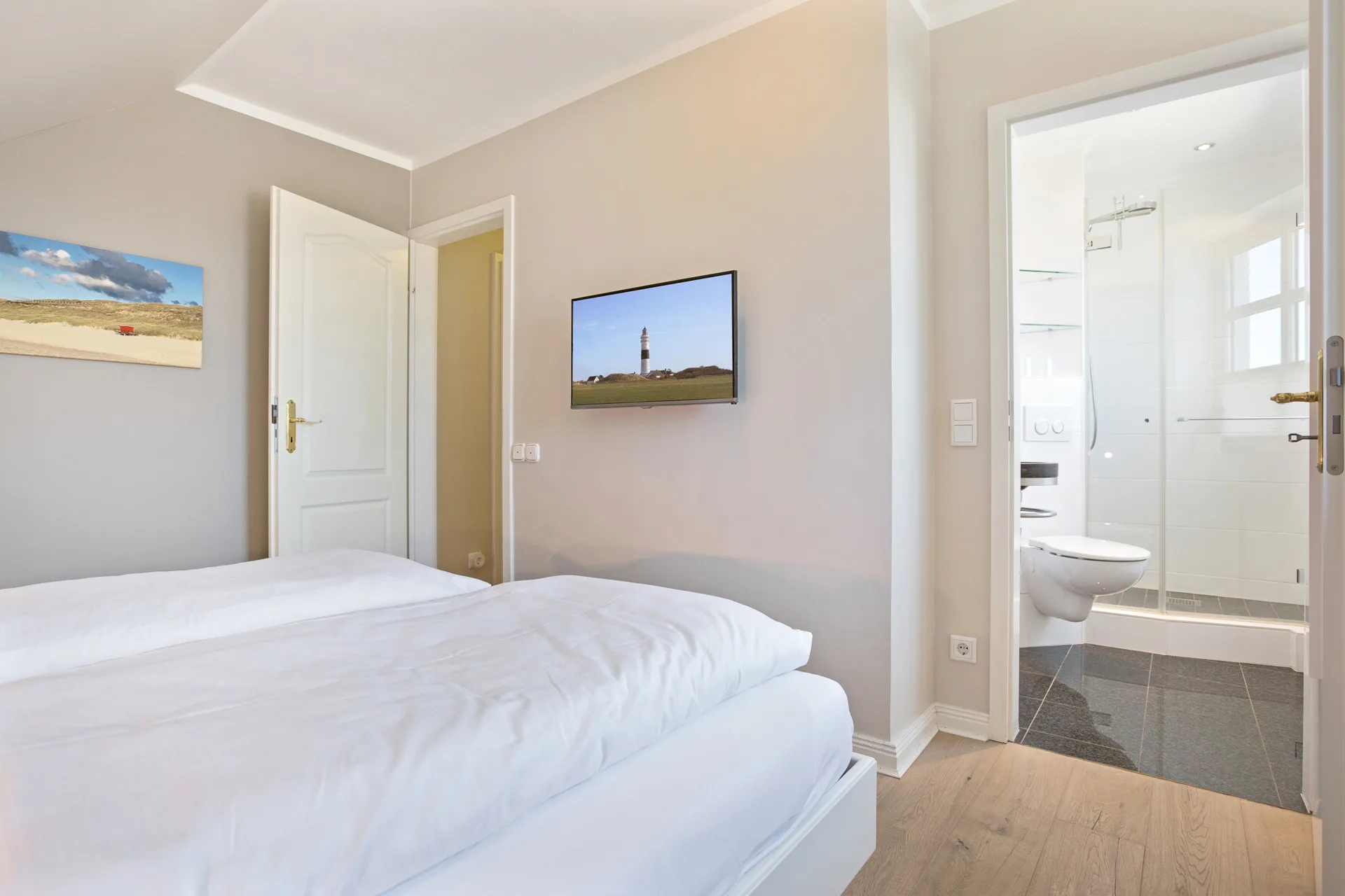Bild - Exklusive Strandnähe: Moderne Wohnung mit zwei Balkonen & kleinem Meerblick in Wenningstedt