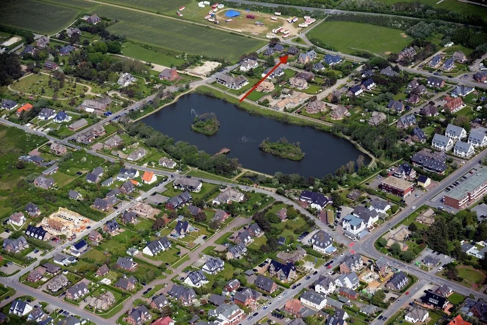 Bild - Neubau-Doppelhaus unter Reet nahe dem Wenningstedter Dorfteich