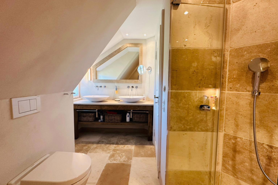 Bild - Wunderschöne reetgedeckte Haushälfte fussläufig zum Wattenmeer