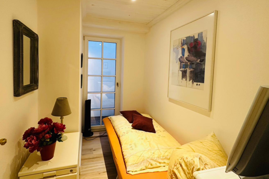 Bild - Wunderschöne reetgedeckte Haushälfte fussläufig zum Wattenmeer