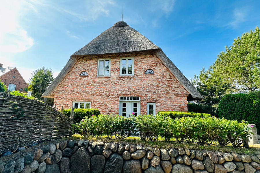 Bild - Wunderschöne reetgedeckte Haushälfte fussläufig zum Wattenmeer