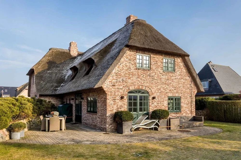 Bild - Neuwertige Haushälfte unter Reet in Wenningstedt