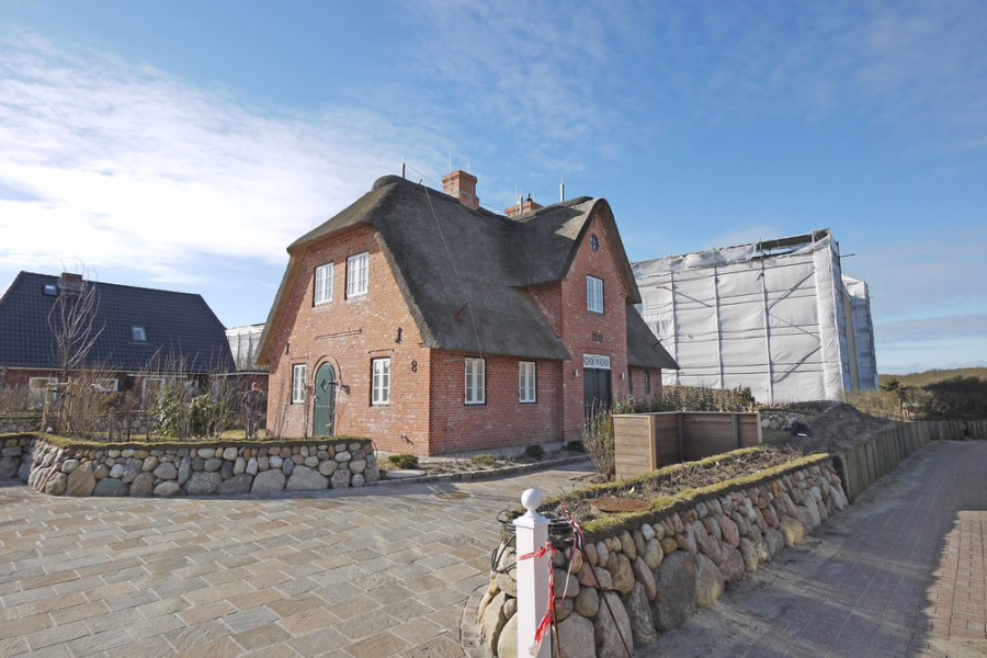 Bild - Friesen-Einzelhaus unter Reet direkt hinter den Dünen