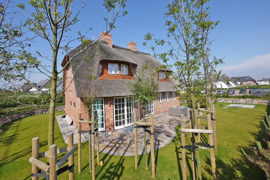 Bild - Friesen-Einzelhaus unter Reet direkt hinter den Dünen