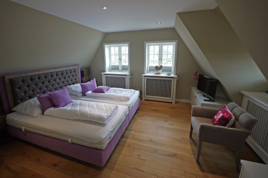 Bild - Friesen-Einzelhaus unter Reet direkt hinter den Dünen