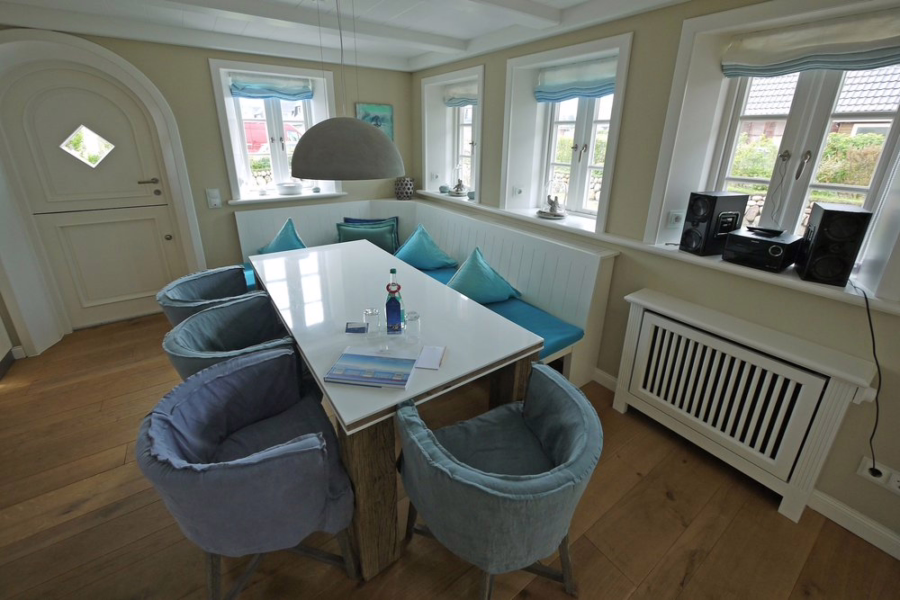 Bild - Friesen-Einzelhaus unter Reet direkt hinter den Dünen