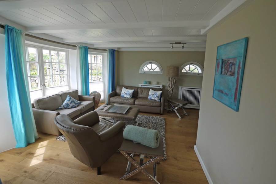 Bild - Friesen-Einzelhaus unter Reet direkt hinter den Dünen