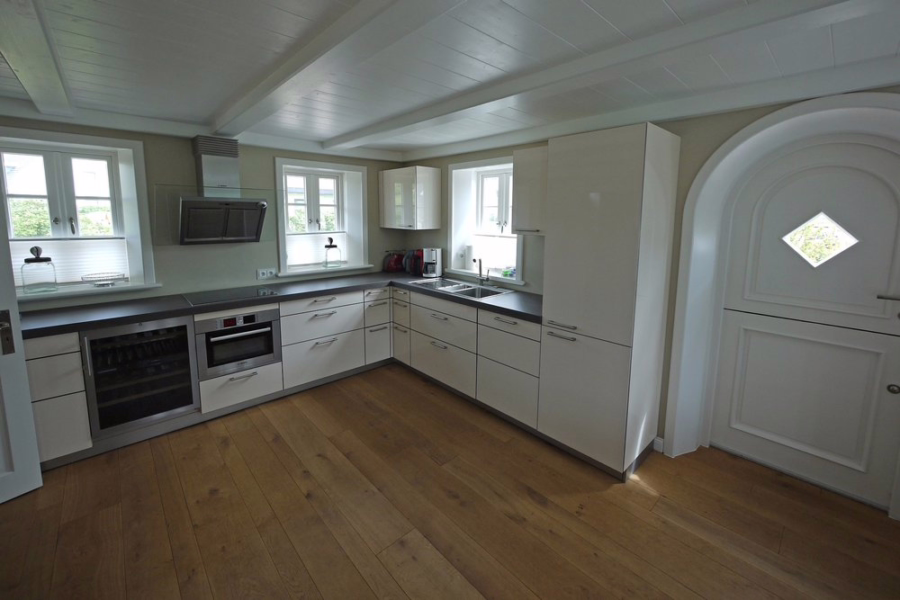 Bild - Friesen-Einzelhaus unter Reet direkt hinter den Dünen