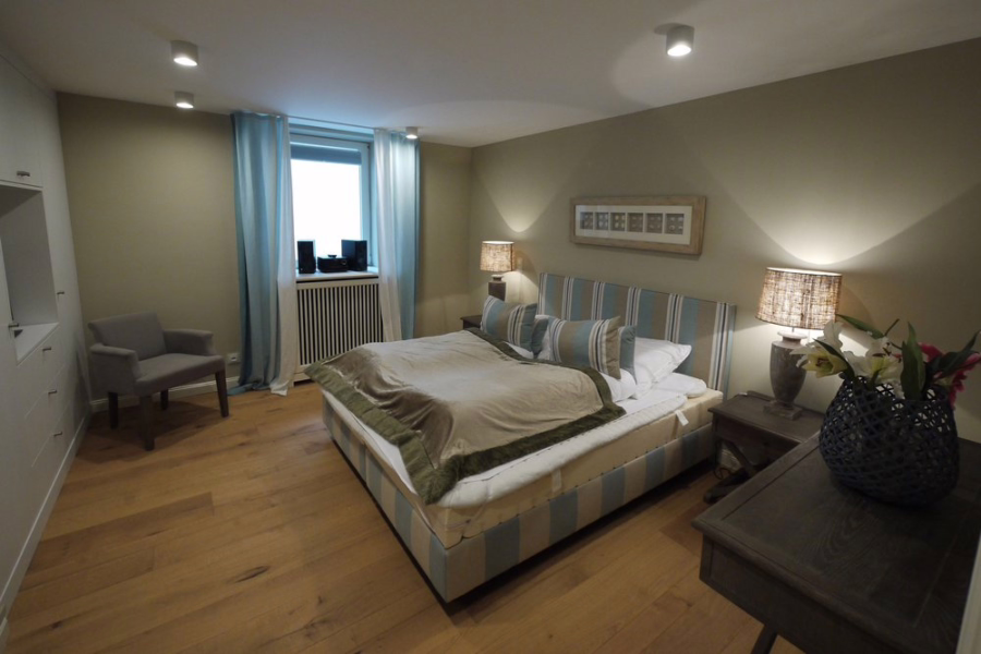 Bild - Friesen-Einzelhaus unter Reet direkt hinter den Dünen