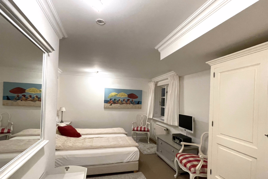 Bild - Sehr schönes Hausteil unter Reet in Wenningstedt