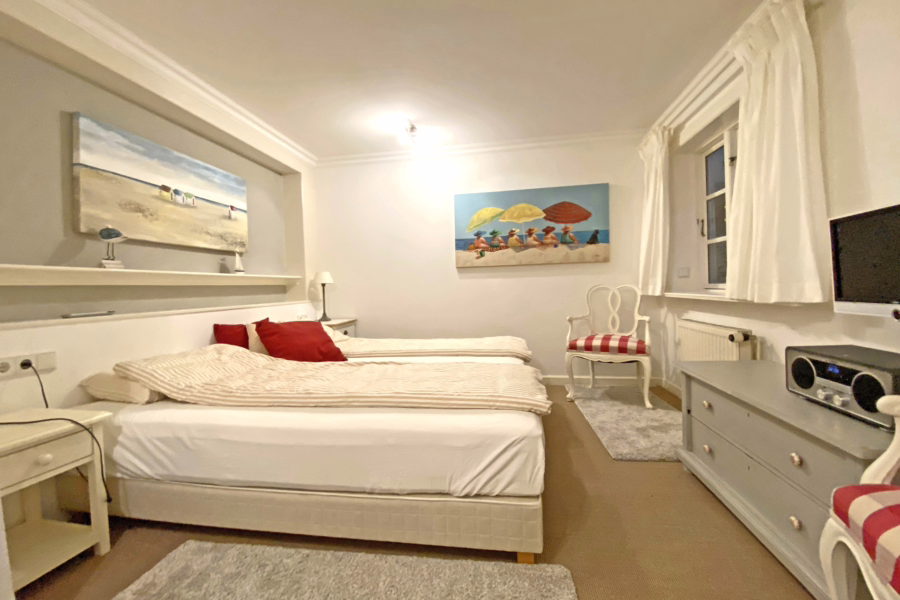 Bild - Sehr schönes Hausteil unter Reet in Wenningstedt