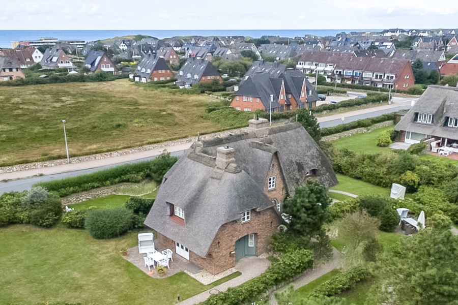 Bild - Sehr schönes Hausteil unter Reet in Wenningstedt